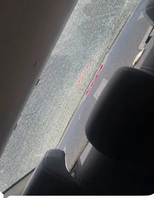 Рассыпавшееся заднее стекло автомобиля